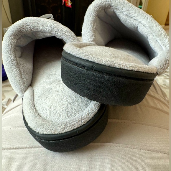 ISOTONER Slip-on Slippers - In Silver-Gray - Size: 7.5/8 - Picture 3 of 6